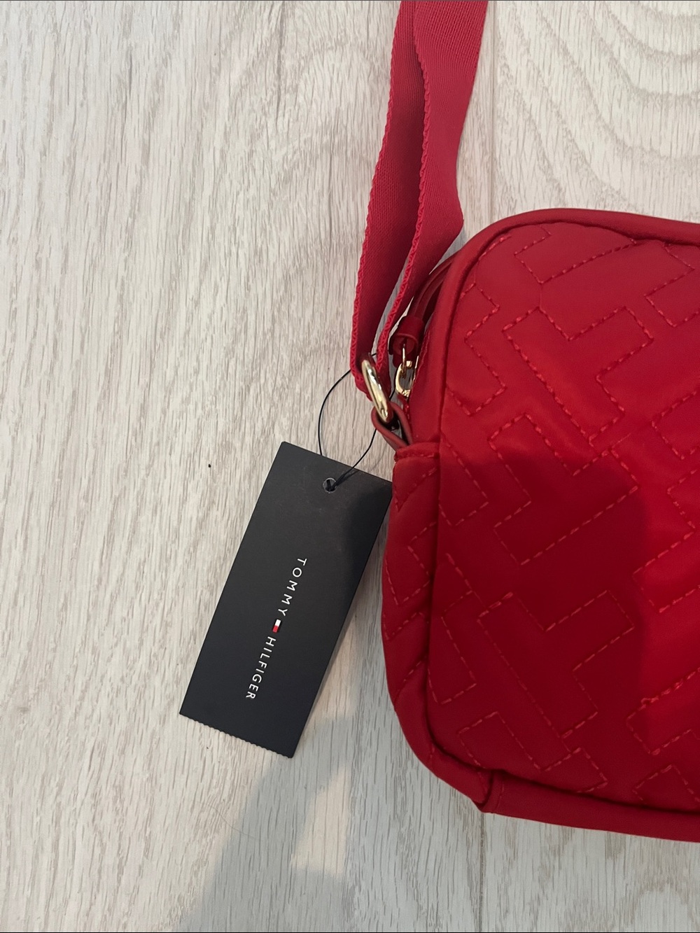 Tommy Hilfiger Red Quilted Camera Crossbody - Picture 3 of 4